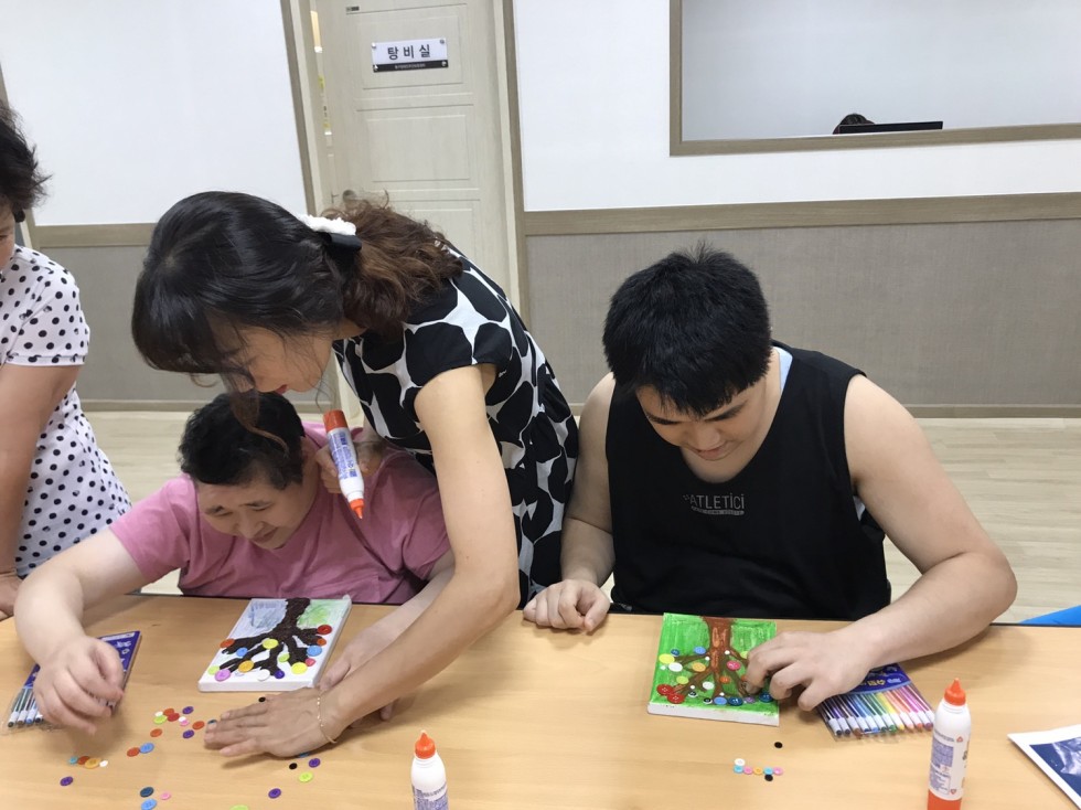 팔용어르신주간보호센터 동구종합사회복지관 | 7월 미술활동- 장애인주간보호센터 > 갤러리” style=”width:100%” title=”동구종합사회복지관 | 7월 미술활동- 장애인주간보호센터 > 갤러리”><figcaption>동구종합사회복지관 | 7월 미술활동- 장애인주간보호센터 > 갤러리</figcaption></figure>
<figure><img decoding=