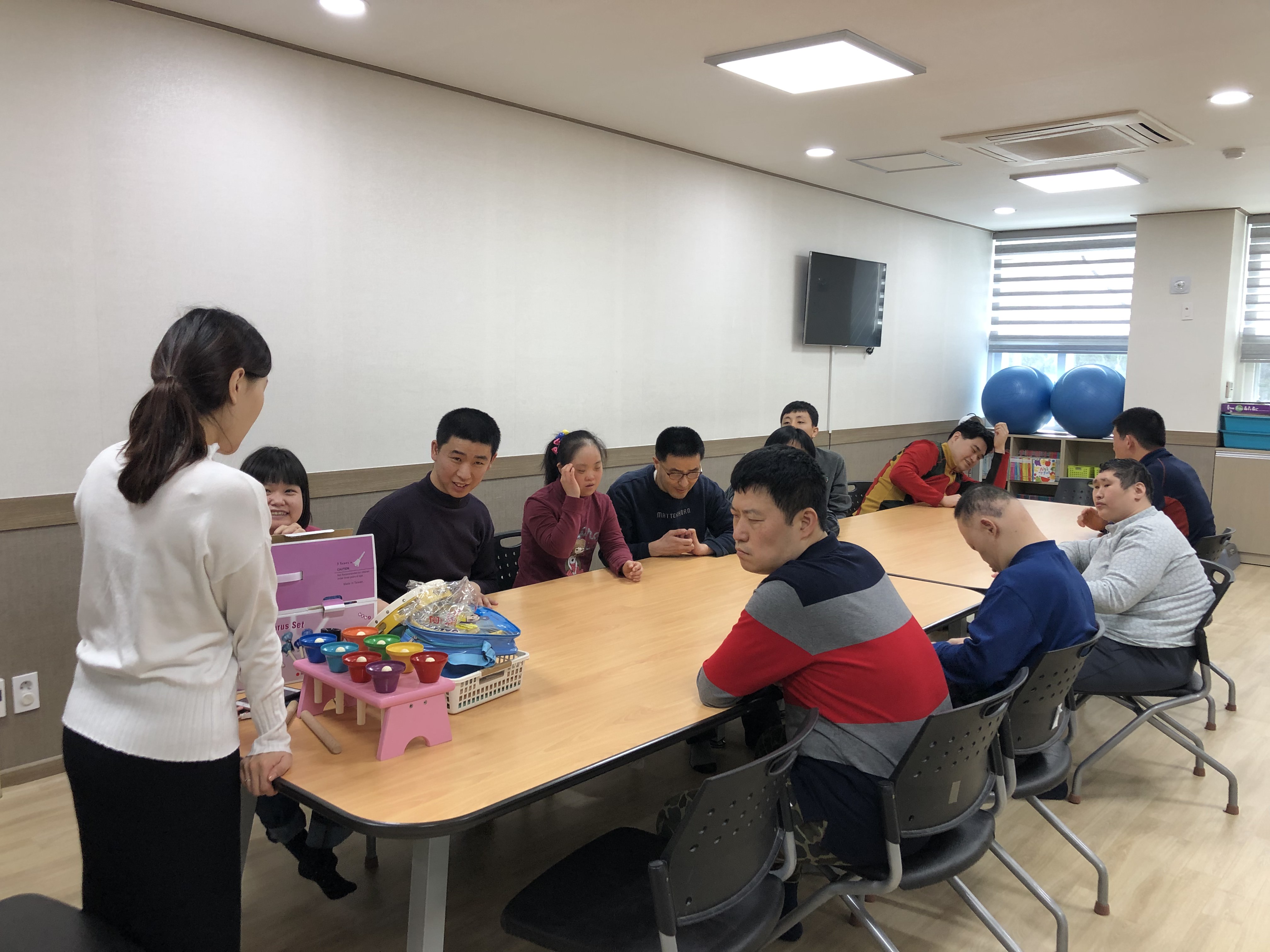 주간보호센터의 어르신 하루일과표 | 또하나의가족, 또가 동구종합사회복지관 | 3월 음악활동 - 장애인주간보호센터 > 갤러리” style=”width:100%” title=”동구종합사회복지관 | 3월 음악활동 – 장애인주간보호센터 > 갤러리”><figcaption>동구종합사회복지관 | 3월 음악활동 – 장애인주간보호센터 > 갤러리</figcaption></figure>
<figure><img decoding=