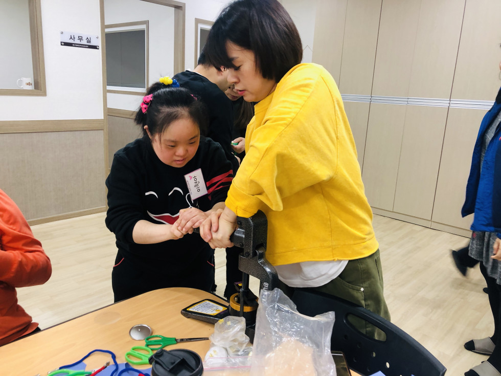 동구종합사회복지관 | 3월 미술활동 - 장애인주간보호센터 > 갤러리” style=”width:100%” title=”동구종합사회복지관 | 3월 미술활동 – 장애인주간보호센터 > 갤러리”><figcaption>동구종합사회복지관 | 3월 미술활동 – 장애인주간보호센터 > 갤러리</figcaption></figure>
<figure><img decoding=